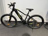 Schwarzes E-Bike mit Intersport-Logo und gelben Details an den Rädern.
