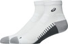 Weiße Knöchelsocken mit grauem Absatz und Asics-Logo.