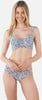 Model in blau-weiß gestreiftem Bikini-Oberteil und Hose