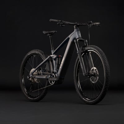 Modernes dunkelgraues E-Mountainbike mit Federung auf schwarzem Hintergrund. Modernes dunkelgraues E-Mountainbike mit Federung auf schwarzem Hintergrund.