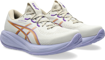 Weiße Laufschuhe mit lila und orangefarbenen Details und einer hellvioletten Sohle.