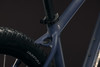 Detail eines Fahrradrahmens mit Reifen und Sattelklemme.