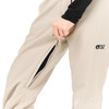 Kleidungsdetail: Reißverschluss an Hose, Logo.