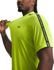 Ein Mann in einem neongelben T-Shirt mit Under Armour Logo auf dem Ärmel.
