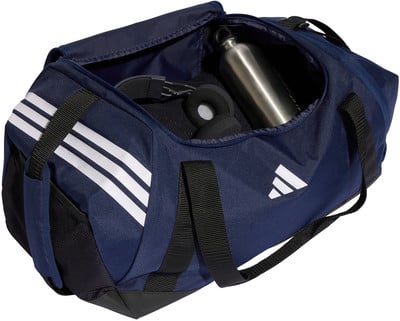 Dunkelblaue Adidas Sporttasche mit weißen Streifen und Logo.