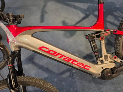 Corratec E-Mountainbike mit rotem und silbernem Rahmen.