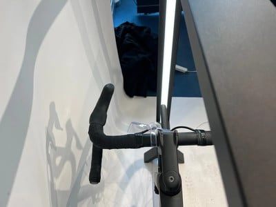 Schwarzer Fahrradlenker mit Lenkerband, Hintergrundbeleuchtung.