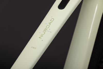 Rahmendetail eines Fahrrads mit der Aufschrift NUROAD PRO und Größe M. Rahmendetail eines Fahrrads mit der Aufschrift NUROAD PRO und Größe M.