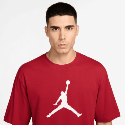 Mann in rotem T-Shirt mit Jordan-Logo Mann in rotem T-Shirt mit Jordan-Logo
