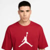 Mann in rotem T-Shirt mit Jordan-Logo
