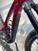 Detail eines Mountainbike-Rahmens mit Dämpfer und Gabel.