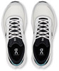 Weiße Laufschuhe mit schwarzen Details und ON Running Logo.