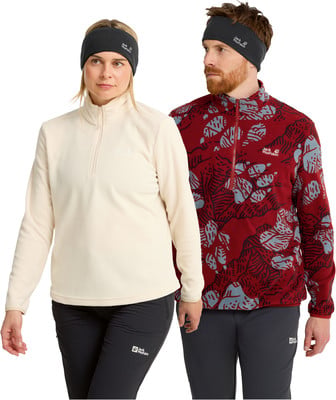 Zwei Personen in Fleece-Pullovern und Mützen mit Jack Wolfskin-Logo. Zwei Personen in Fleece-Pullovern und Mützen mit Jack Wolfskin-Logo.