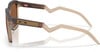 Braune Oakley-Sonnenbrille mit Logo und gezackten Bügeln.