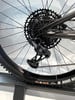Detail eines Mountainbike-Schaltwerks mit Kassette und Kette.