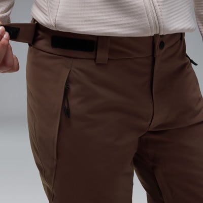 Detail einer Hose mit Reißverschlusstasche und verstellbarem Klettverschluss. Detail einer Hose mit Reißverschlusstasche und verstellbarem Klettverschluss.