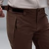 Detail einer Hose mit Reißverschlusstasche und verstellbarem Klettverschluss.