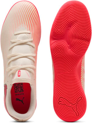 Weiße Puma Fußballschuhe mit orangen Streifen und roter Sohle. Weiße Puma Fußballschuhe mit orangen Streifen und roter Sohle.