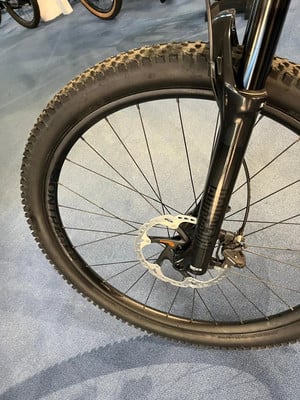 Detail eines Mountainbike-Vorderrads mit Scheibenbremse und Federung. Detail eines Mountainbike-Vorderrads mit Scheibenbremse und Federung.