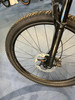 Detail eines Mountainbike-Vorderrads mit Scheibenbremse und Federung.