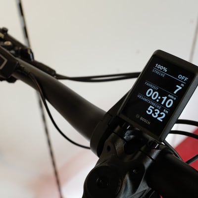 Das Bosch E-Bike Display zeigt 100% Akku, 00:10 Fahrtzeit und 532 km Gesamtkilometer an. Das Bosch E-Bike Display zeigt 100% Akku, 00:10 Fahrtzeit und 532 km Gesamtkilometer an.