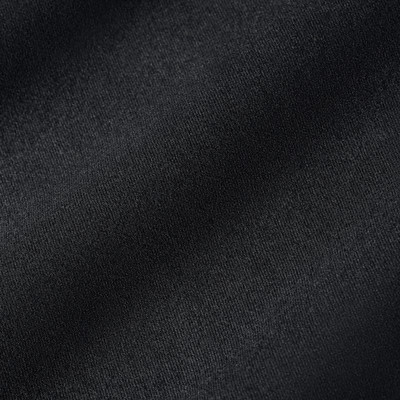 Detail eines dunklen Stoffes mit feiner Textur und Falten.