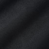 Detail eines dunklen Stoffes mit feiner Textur und Falten.