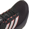 Schwarzer Sportschuh mit rosa Details und silbernen Adidas-Streifen.