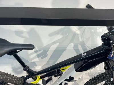 Ein schwarz-weißes E-Mountainbike mit Federung und Sattel vor weißem Hintergrund. Ein schwarz-weißes E-Mountainbike mit Federung und Sattel vor weißem Hintergrund.