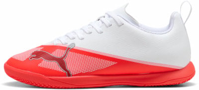 Weiße Puma Hallenfußballschuhe mit rotem Logo und Design. Weiße Puma Hallenfußballschuhe mit rotem Logo und Design.