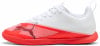 Weiße Puma Hallenfußballschuhe mit rotem Logo und Design.