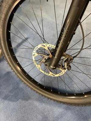 Detail eines Mountainbikes mit Scheibenbremse und Federung. Detail eines Mountainbikes mit Scheibenbremse und Federung.