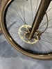 Detail eines Mountainbikes mit Scheibenbremse und Federung.