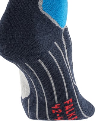 Detail einer dunkelblauen Socke mit blauen und grauen Elementen und Logo. Detail einer dunkelblauen Socke mit blauen und grauen Elementen und Logo.