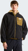 Mann in schwarzer Fleecejacke mit beiger Kapuze und Tasche.
