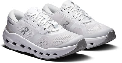 Weiße Laufschuhe mit grauen Markenlogos auf weißem Hintergrund. Weiße Laufschuhe mit grauen Markenlogos auf weißem Hintergrund.