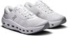 Weiße Laufschuhe mit grauen Markenlogos auf weißem Hintergrund.