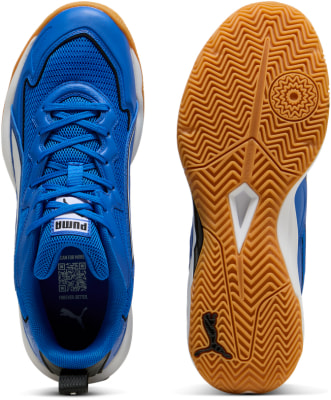 Blaue Puma-Schuhe mit Gummisohle und weißen Details. Blaue Puma-Schuhe mit Gummisohle und weißen Details.