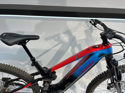 Ein rot-blaues Conway E-Mountainbike mit Federung. Ein rot-blaues Conway E-Mountainbike mit Federung.