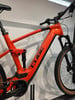 Orange E-Bike der Marke CUBE mit Federung und schwarzen Details.