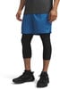 Mann in blauen Shorts und schwarzen Kompressions-Tights beim Sport.