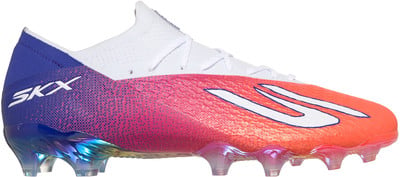 Ein Fußballschuh mit weißer Schnürung und Farbverlauf. Ein Fußballschuh mit weißer Schnürung und Farbverlauf.