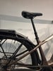 Rückseite eines E-Bikes mit Schutzblech, Gepäckträger und Sattel.