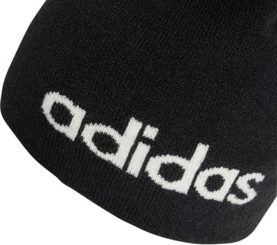 Schwarze Adidas-Mütze mit weißem Logo an der Seite. Schwarze Adidas-Mütze mit weißem Logo an der Seite.