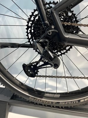 Schwarzes Fahrrad mit SRAM-Schaltwerk, Kassette und Kette. Schwarzes Fahrrad mit SRAM-Schaltwerk, Kassette und Kette.