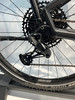 Schwarzes Fahrrad mit SRAM-Schaltwerk, Kassette und Kette.