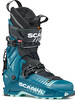 Ein blauer Scarpa F1 GT Skischuh mit schwarzen Schnallen und Markenlogo.