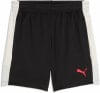 Schwarze Puma-Shorts mit weißen Seitenstreifen und rotem Logo.