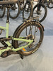 Grünes Mountainbike mit Gepäckträger und Bosch-Elektroantrieb.
