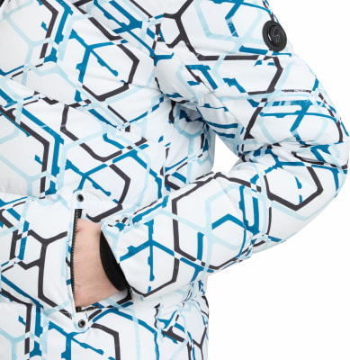 Detail einer Jacke mit geometrischem Muster und einer Hand in der Tasche. Detail einer Jacke mit geometrischem Muster und einer Hand in der Tasche.